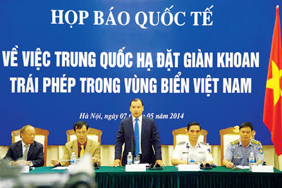 Quang cảnh buổi họp báo quốc tế tại Hà Nội.
